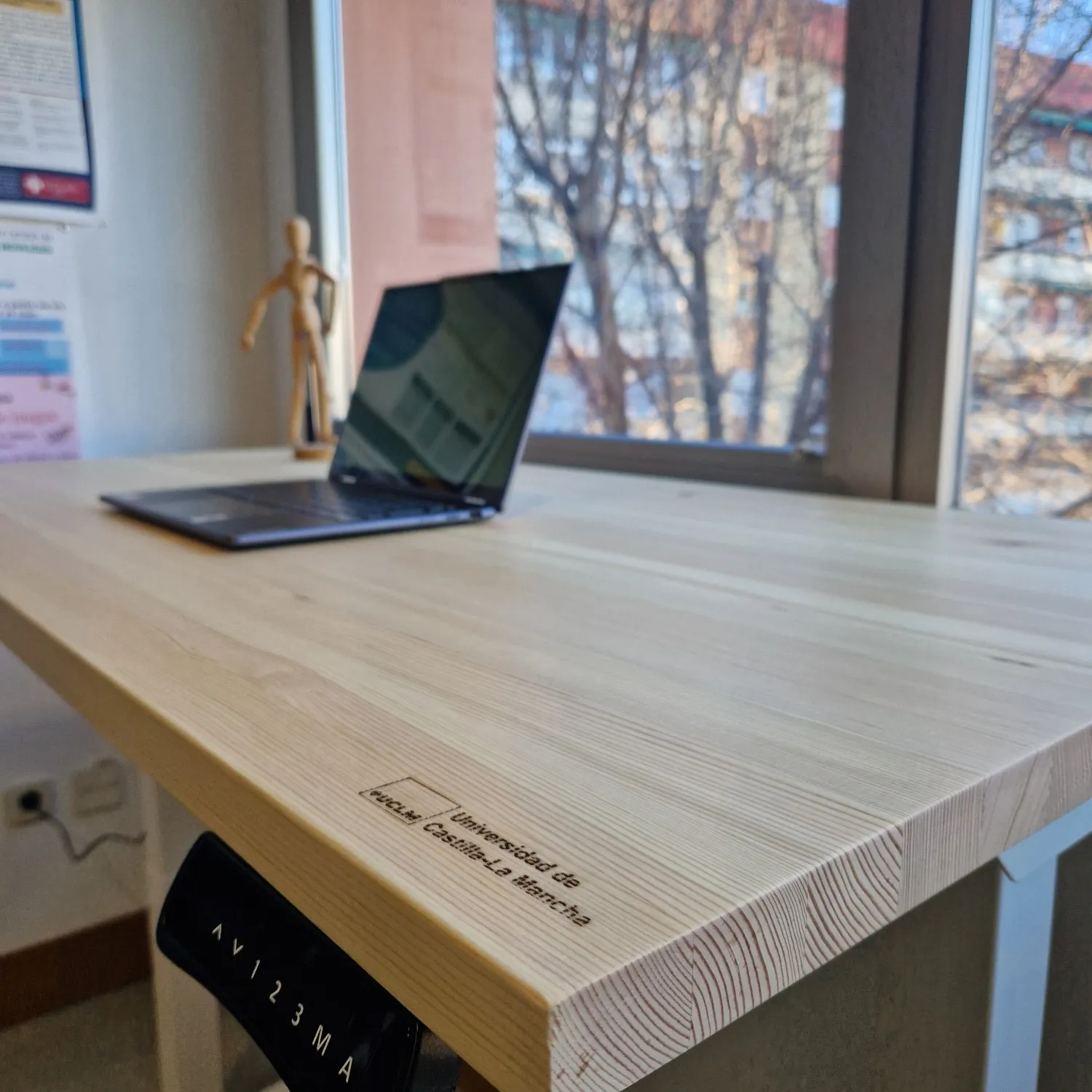 Escritorios elevables eléctricos con tablero de madera maciza